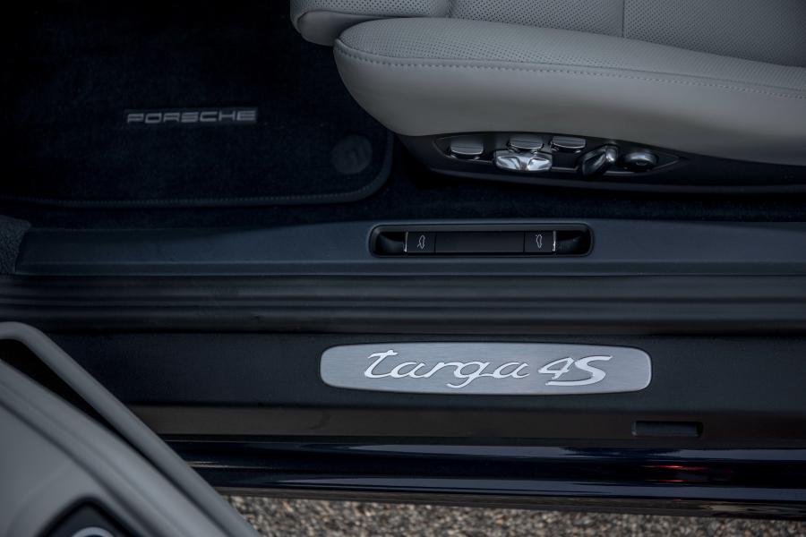 Логотип Porsche 911 Targa 4S 2016 года  (NA) (фото 4 из 19)